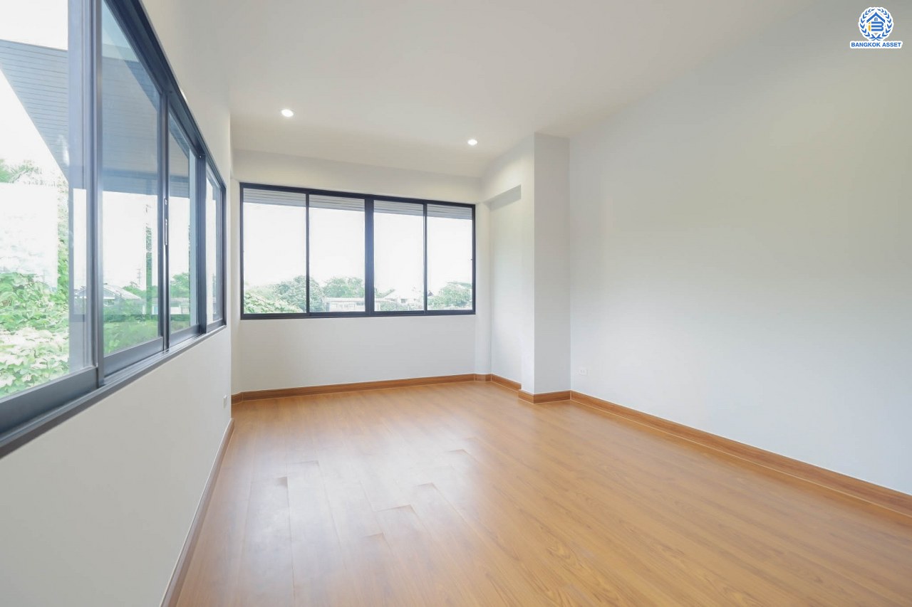 บ้านมือสองตกแต่งใหม่ โครงการ ซอยบรมราชชนนี60 เนื้อที่ 69.3 ตร.ว. พื้นที่ใช้สอย 236 ตร.ม. ฟังก์ชัน 3 ห้องนอน 3 ห้องน้ำ จอดรถได้ 2 คัน บนทำเลเดินทางสะดวก เชื่อมต่อหลายเส้นทาง  ใกล้เซ็นทรัลปิ่นเกล้า และทางคู่ขนานลอยฟ้าบรมราชชนนี